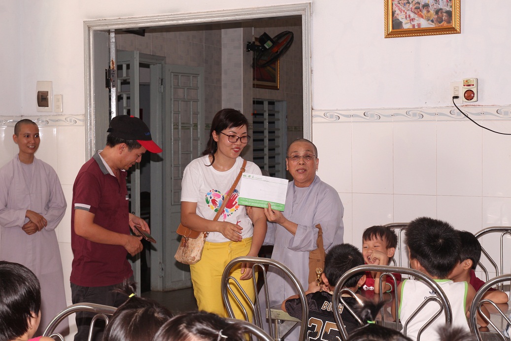 Charitable donation trip of the MDI's Trade Union at the DUc Son pagoda - Hue city 
