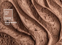 Pantone công bố Mocha Mousse là màu của năm 2025